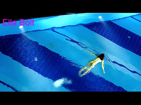 ❤️ मी पाहणे थांबवू शकत नाही, तरुण गोरा ELLA BOLT रिसॉर्ट पूलमध्ये नग्न पोहताना पकडला गेला ❤️  अश्लील mr.liporno.ru